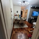 Excelente apartamento de 2 dormitórios, muito bem localizado, próximo ao Beira Rio. Imóvel conta com dependência de emprega, vaga de garagem coberta, área de serviço ampla com lavado e living amplo do