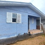 Casa em amplo terreno, com 2 dormitórios, banheiro, sala de estar, cozinha e vaga para dois carros.&lt;BR&gt;Possuí edícula nos fundos com banheiro, podendo ser transformada em uma bela área de lazer.