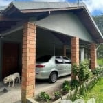 Casa térrea com 2 dormitórios, suíte, sacada com vista livre, mezanino, piso porcelanato nas áreas comuns e laminado nas áreas íntimas, água quente em todas as torneiras, armários fixos na cozinha e á