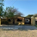 Casa de 2 quartos, sala ampla dois ambientes, área de serviço separada  e churrasqueira,  &lt;BR&gt;terreno com 330 m2  ( 10 X 33), garagem coberta 3 carros, tem mais uma casa tipo meia aba  nos fundo