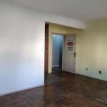 Apartamento de 31 m² composto de sala-dormitório com piso em madeira,  cozinha com armário, azulejada e piso em porcelanato, 1 banheiro azulejado, com box de vidro e piso em porcelanato.