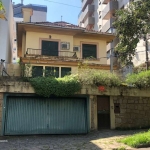 Casa comercial  para venda no Bairro Moinhos de Vento, na Av. Bordini . A casa possui garagem, andar térreo, andar superior é um grande pátio .&lt;BR&gt;A casa é bastante ampla, peças amplas , própria