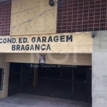 Box de estacionamento no Centro Histórico de Porto Alegre, com ótima localização, junto a universidade do Estado, próximo a todos recursos do bairro em edifício garagem. Prédio pequeno com dois andare