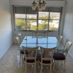 Amplo apartamento 03 dormitórios com dependência de empregada (podendo ser o 4 quarto) no Bairro Petrópolis, são 105 m² bem distribuídos em 02 ambientes, cozinha grande (semi-mobiliado), cozinha refor