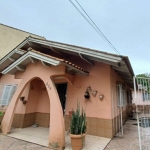 Casa térrea&lt;BR&gt;Casa principal com 2 quartos, banheiro, sala e ampla cozinha.&lt;BR&gt;Pátio em frente e aos fundos&lt;BR&gt;Cabem pelo menos 4 carros.&lt;BR&gt;Lavanderia separada.&lt;BR&gt;&lt;