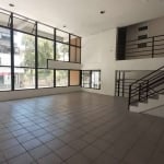 Excelente sala térrea no Centro de Caxias do Sul , com 271m² de área privativa, mezanino, 02 banheiros, vestiário e 01 vaga de garagem.