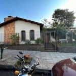 Casa com 5 dormitórios (sendo 2 suítes), 4 banheiros, ampla sala de estar, área gourmet com churrasqueira, jardim de inverno e garagem para 2 carros.&lt;BR&gt;Com a localização próximo ao DAE, perto d