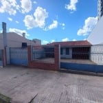 Casa com 2 dormitórios (sendo 1 suíte) e (1 quarto com armário embutido), sala ampla, 2 banheiros (1 com banheira), área com churrasqueira e garagem para 2 carros.&lt;BR&gt;Ótima localização próxima a