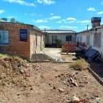 Casa em construção, possui 4 ambientes, 2 banheiros com instalação, 2 cozinhas e entrada para carro.&lt;BR&gt;Próximo a Praça Artigas.