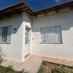 Casa com 2 dormitórios, cozinha e sala integrada,  banheiro, pátio e entrada para garagem.