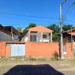 Casa com 2 dormitórios, sala, sala de jantar, cozinha integrada, área de serviço e banheiro, pátio com árvores frutíferas e garagem. &lt;BR&gt;Localização próxima a mercado, farmácias e posto de combu