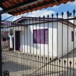 Casa da frente 2 dormitórios, sala, cozinha, banheiro, tem um sobrado nos fundos, parte de baixo, 2 dormitórios, parte de cima 2 dormitórios, em cima da garagem tem um kitnet de 1 dormitório. Vaga de 