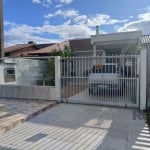 Casa de 2 dormitórios, com banheiro social, e um living em 2 ambientes, com banheiro Social, e cozinha com área de serviço, mais um patio pra 3 carros, e uma piscina nos fundos...&lt;BR&gt;&lt;BR&gt;O