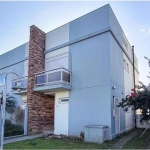 Sobrado contemporâneo à venda na Lomba do Pinheiro, Porto Alegre! Este lindo sobrado desocupado e com preço imperdível é a escolha perfeita para quem procura conforto e qualidade de vida. Com 120 m² d