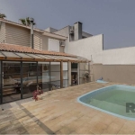 Linda casa em condomínio fechada com infra estrutura completa, segurança, além de um lindo espaço gourmet, a varanda possui integração com a piscina com um lindo por-do-sol. Preço e disponibilidade do