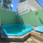 Oportunidade casa térrea na Zona Sul de Porto Alegre, com 63 m² privativos, piscina, espaço gourmet, 2 dormitórios com armários sob medida de ótimo padrão e aproveitamento em todos os ambientes. Sala 