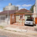 Casa com 2 dormitórios, 2 vagas, sala, copa, cozinha, banheiro todo reformado com chuveiro à gás e elétrico, lavanderia com cobertura. Pátio com potencial para construção. Documentação em dia. Aceita 