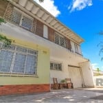 Casa ampla e versátil com 254m² de área privativa, ideal para quem busca espaço e potencial de personalização. Com uma planta bem distribuída, a casa é composta por Living com lareira para 2 ambientes