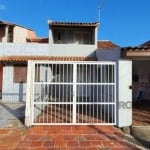 Sobrado mobiliado com dois dormitórios, dois banheiros, sala, cozinha, área de serviço, garagem coberta, garagem descoberta, churrasqueira e sacada. Fica a uma quadra do mar. Com grade de segurança e 