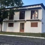 EXCELENTE CASA DE ALVENARIA NA VILA QUEIROLO EM SANTANA DO LIVRAMENTO, COM 1 PAVIMENTO, EMBAIXO GARAGEM COM CHURRASQUEIRA PEÇA AMPLA COM BANHEIRO.  2 PAVIMENTO, EMCIMA 1 SUÍTE, 2 DORMITÓRIOS, BANHEIRO