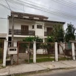 Casa de alvenaria, com  cinco dormitórios, living para dois ambientes, cozinha, lavanderia, sótão, três banheiros e três vagas de garagem, uma coberta e duas descobertas.  Infraestrutura de frente a f