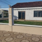 Esta encantadora casa em alvenaria está estrategicamente localizada em uma esquina no centro de Imbé, oferecendo uma excelente oportunidade para quem procura um imóvel versátil, seja para residência o