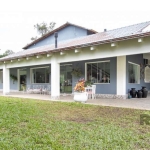 Lindo Sitio, com ampla área verde, com piscina, arvores frutíferas canil, piscina, área gourmet com churrasqueira e banheiro.  Propriedade conta com duas casas. Casa principal com 3 suítes máster no a