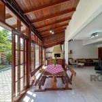 Encantadora residência de 235m² no prestigiado Bairro Santa Mônica, Florianópolis. Destacando-se pela ampla sala de estar, sala de jantar perfeita para momentos especiais e uma cozinha planejada com d