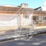 Casa de esquina  com 3 quartos, sendo 1 suíte, 2 banheiros , garagem para três carros, área gourmet enorme, sala cozinha, telhado novíssimo, localizada em região excelente, próxima a todas as facilida