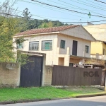 São 2 casas dentro do terreno, uma delas de madeira ainda habitável. &lt;BR&gt;Casa com 136,47m² privativos, no bairro Guarujá. A construção tem boa distribuição.&lt;BR&gt;Localizada na Rua Agenor Men