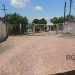 Terreno de 333m² com casa de 2 quartos, vagas de garagem, no bairro Vila Nova, Porto Alegre/RS&lt;BR&gt;&lt;BR&gt;Terreno de 333m², espaçoso e bem localizado, com uma casa de madeira aconchegante. A r