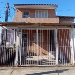 Ótimo sobrado no bairro Hípica, com 2 dormitórios, sendo um deles com sacada frontal, amplo living, cozinha, banheiro social e vaga de garagem coberta e corredor lateral para acesso individual para  o