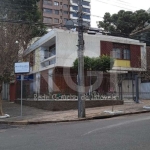 Casa no Bairro Petrópolis com três dormitórios, sendo uma suíte, três vagas. Próxima Praça da Encol. Tem quarto dormitório opcional do térreo. Moderna. Comercial ou residencial.No primeiro pavimento l