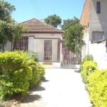 Vende casa  com 2 dormitórios, living amplo para 2 ambientes, sala de estar e sala de jantar, varanda, cozinha, lavanderia, pátio e  4 vagas de garagem.  Ótima localização, junto a Av. Nilo Peçanha e 