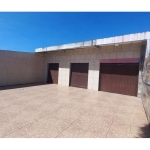 Espaçoso prédio comercial com estrutura para segundo piso, localizado no centro do Bairro Olaria. O imóvel conta com uma Sala comercial de 70 m², garagem para até 3 carros, uma casa auxiliar com dois 