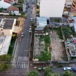 Terreno de esquina no Centro de Canoas com 460m² de área total, já limpo e plano, ideal para construção de lojas comerciais para locação ou utilização própria. Localizado na esquina da Rua Caramuru co