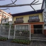 Belíssima casa, localizada no desejado bairro Bela Vista, com pátio com piscina e um anexo ao fundo. A casa oferece um espaço amplo e bem distribuído em dois pavimentos. Na parte inferior, você encont