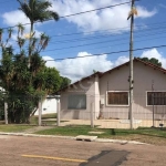 Vende casa residencial, com 03 dormitórios, suite, banheiro social, living 03 ambientes com lareira, ampla cozinha, salão de festas, amplo patio, piscima, garagem para 4 carros.&lt;BR&gt;Terreno medin