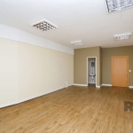 Vendo sala com 35 m² privativos, ampla sala com piso laminado, lindo  banheiro, de frente, ótima iluminação natural com fachada envidraçada. O prédio conta com elevador e portaria diurna.   Localizado