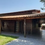 Ampla casa com três dormitórios, uma suite, um banheiro social, três vagas de garagem, anexo nos fundos e amplo patio em área nobre do Parque dos Anjos, (lpe).