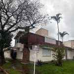 Esta espetacular casa de esquina é um convite ao bem-estar, com uma arquitetura moderna e funcional, que privilegia a integração dos espaços e o conforto. *Ampla e ensolarada, a residência oferece um 