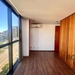 Vende-se sala comercial desocupada, com 29m² privativos, de frente com vista, ensolarada, banheiro com ventilação direta, hall de entrada, prédio com portaria diurna, elevadores, próximo de todos recu