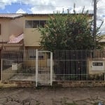 Casa com 3 dormitórios sendo 1 suíte, 2 banheiros, cozinha, sala ampla , garagem para carros, com ótimo terreno de 300m² no bairro Nonoai. Aos fundos, possui um pátio coberto e uma estrutura que neces