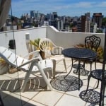 Cobertura duplex com terraço no bairro Rio Branco, com 92m² privativos. Possui no 1º pavimento: living, 2 dormitórios e banheiro com box de vidro. No 2º pavimento possui sala de estar, cozinha complet