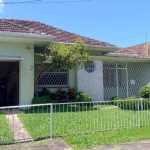 Oportunidade na Vila Assunção! Esta charmosa casa térrea à venda possui 4 dormitórios e está situada em uma localização privilegiada, a poucos passos de comércios e serviços essenciais. Com uma ampla 