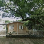 Casa de 3 dormitórios, sala de estar, sala de jantar, cozinha, 2 banheiros, churrasqueira, depósito e amplo pátio com espaço para carros. Localizada próxima à Av. Teresópolis e a todos os recursos do 