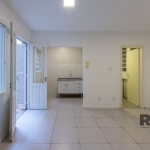 Apartamento JK térreo, no bairro Independência, com 26m² de área privativa, piso cerâmico, cozinha com pia e armário, banheiro social com armário e box de vidro, pequeno pátio com tanque. Condomínio c