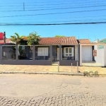 Ótima casa térrea de 3 dormitórios com suíte com closet, cozinha, living para 2 ambientes, piso em porcelanato, pátio , piscina, salão de festas, 2 banheiros sociais, vaga coberta para 2 veículos e de