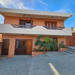 Casa com 2 andares, lage pronta para construção de um terceiro andar.&lt;BR&gt;Entrada para 2 carros..&lt;BR&gt;Andar superior com 3 dormitórios, banheiro, sala, cozinha.&lt;BR&gt;Andar inferior com 2