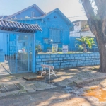 Casa de três dormitórios, três banheiros e quatro vagas na garagem, no bairro Santa Tereza em Porto Alegre.&lt;BR&gt;&lt;BR&gt;Em excelente estado de conservação casa 3 dormitórios, living 2 ambientes